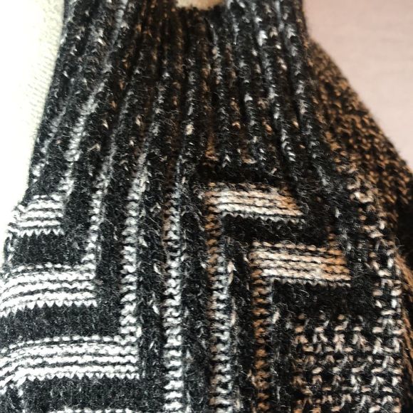 Sostanza L cardigan /geometric knit pattern /black and gray /buttons down front - Picture 7 of 11